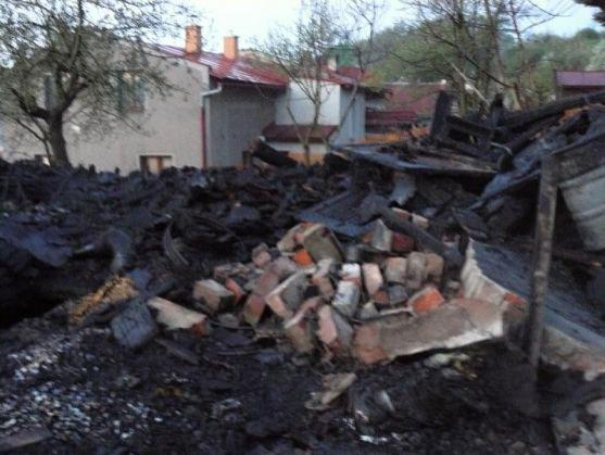 V pondělí hořela v Polici nad Metují střecha domu a na Ruprechtickém Špičáku les