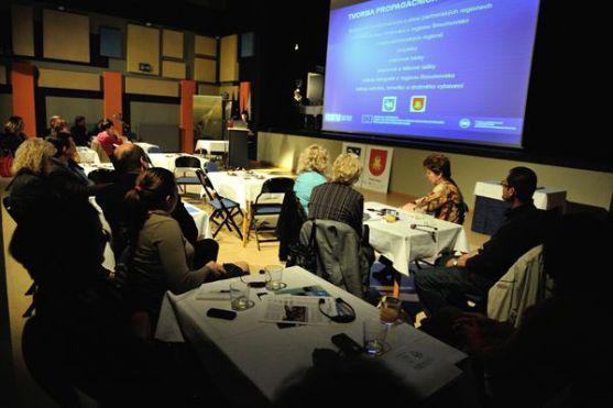 V sále Infocentra v Broumově věnovali zástupci regionů odpoledne prezentaci aktivit pro rozvoj cestovního ruchu