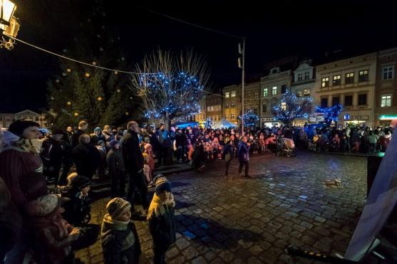 Počasí 1. adventní neděli nepřálo. Vánoční strom se ale rozsvítil 
