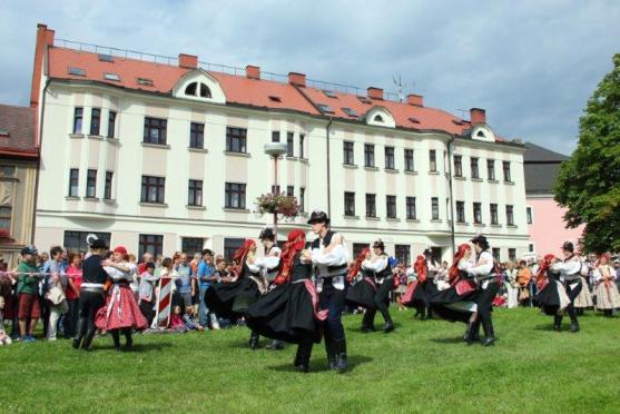 Světové folklorní soubory nečekaně překvapí Hronov, Náchod a Ratibořice 