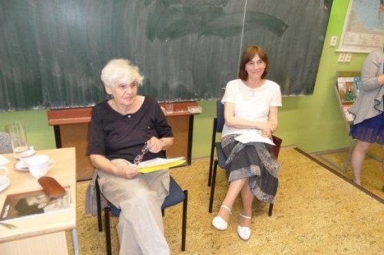 Gymnázium v Broumově navštívila dcera spisovatele Egona Hostovského 