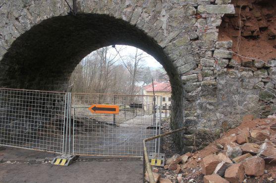 Z pilíře klášterního mostu v Broumově se vysypalo zdivo