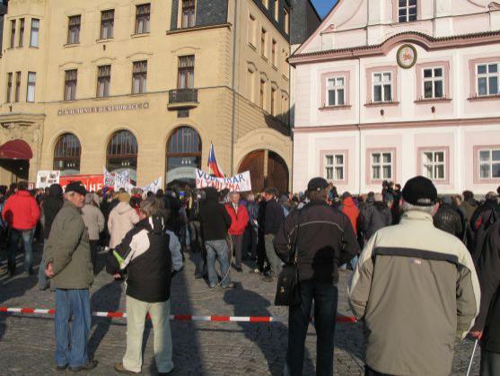 Na náchodském náměstí jednomyslně znělo: "Chceme čistou vodu!"