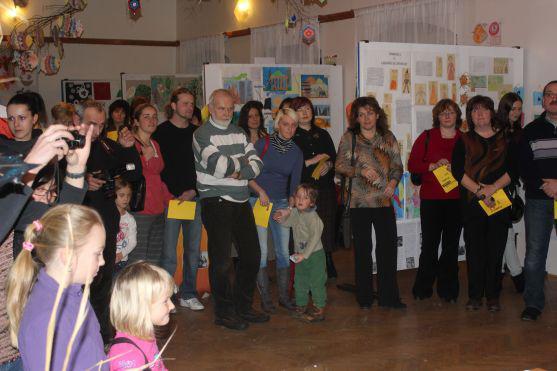 Vernisáží byla zahájena výstava Masarykovy základní školy v Broumově Náš pestrý svět