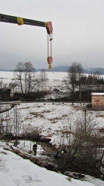 V Heřmánkovicích u Broumova se vozidlo skutálelo ze svahu