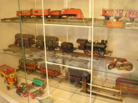 Výstava historických hraček v Polici nad Metují je otevřena do neděle 8. ledna