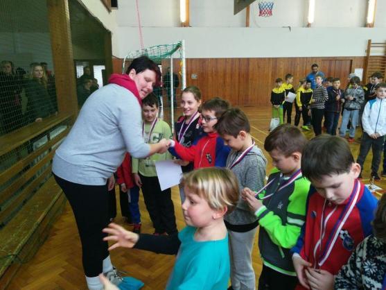 Starší přípravka Slovanu Broumov ukořistila na turnaji ve Vamberku tři poháry 