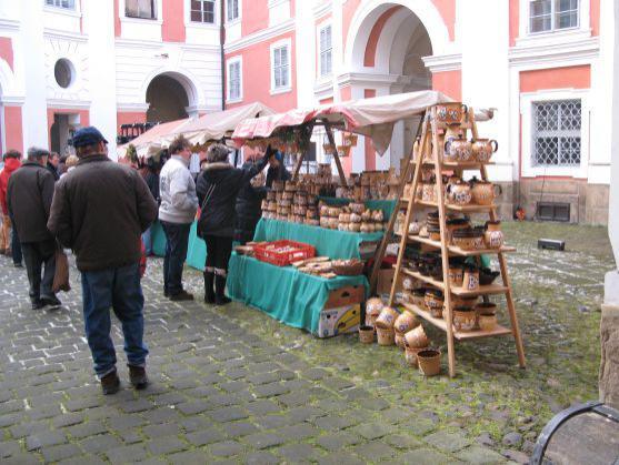 Vánoční trhy s kulturním programem přilákaly na nádvoří broumovského kláštera stovky návštěvníků