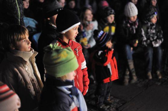 Vánoční strom na broumovském náměstí se v neděli rozsvítil