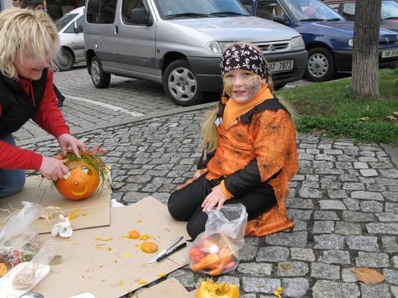 Na broumovském náměstí se sešlo 71 "dlabačů" dýní