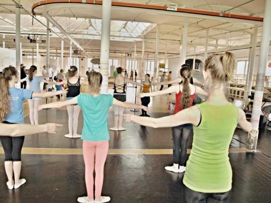 Broumovským baletkám se věnovali lektoři ze Španělska, Ukrajiny a České republiky 