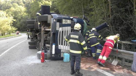 Převrácené nákladní vozidlo zatarasilo v Polici nad Metují silnici