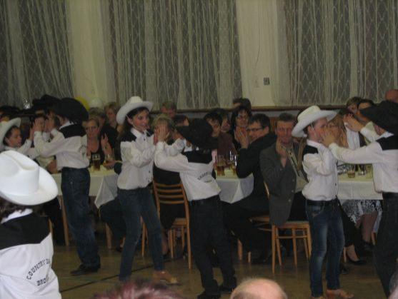 Taneční klub začíná sklízet ovoce za dřinu. Začaly vystoupení na plesech a soutěže 