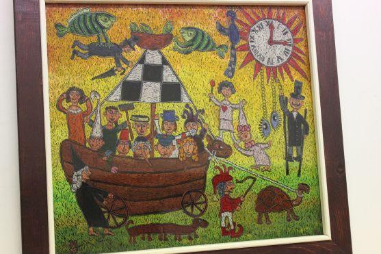 V broumovské knihovně vystavuje své podmalby na skle Jaroslav Novák 