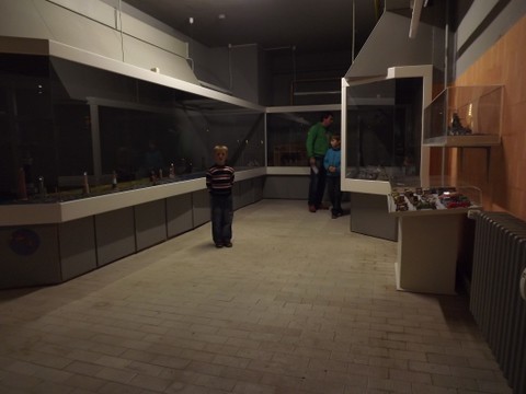 Muzeum papírových modelů viděli návštěvníci za nočního osvětlení 