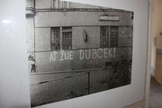 Polickou výstavu 8 & 60 zahájily písně Karla Kryla