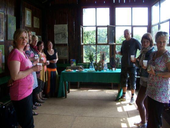 V altánu v broumovské klášterní zahradě jsou vystaveny malby z výtvarného plenéru 