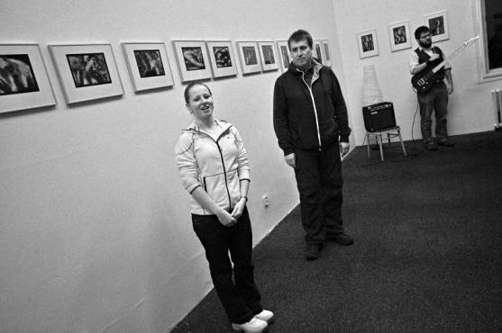 V broumovském Klubu ROK vystavuje své olejotisky Rostislav Krámský 