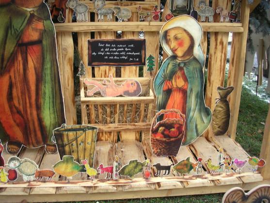 Řezbář Petr Hnyk z Teplic nad Metují a děti z Police nad Metují 