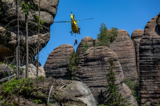 Spolupráci při záchraně osob v těžko přístupném skalním terénu cvičilo hned několik záchranných složek najednou 
