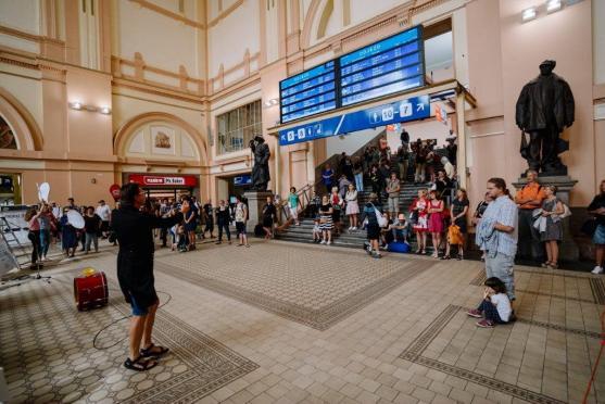 Při koncertním benefičním turné po nádražích muzikanti z Police Symphony Orchestra vybrali pro Plešouny přes sto tisíc korun 