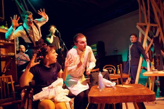 Zneuznalý kouzelník, vražedkyně a ovdovělá nevěsta přivezou originální představení Café Bizarre