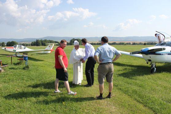 Do Broumova přiletěl opat benediktinského kláštera v německém Scheyernu