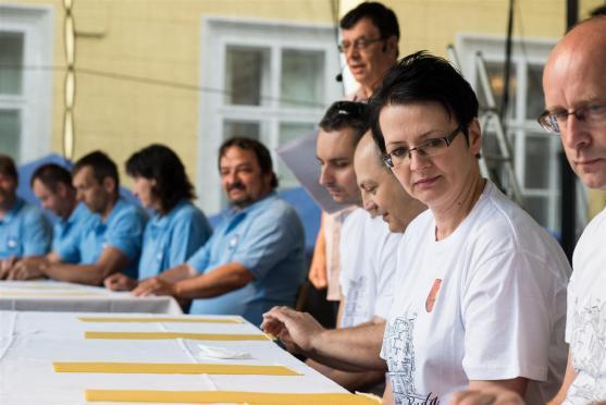 Soutěž českých a polských týmů zahájila sobotní program Broumovské pouti. Vyhrál domácí tým