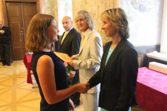 Absolventi Gymnázia Broumov převzali maturitní vysvědčení