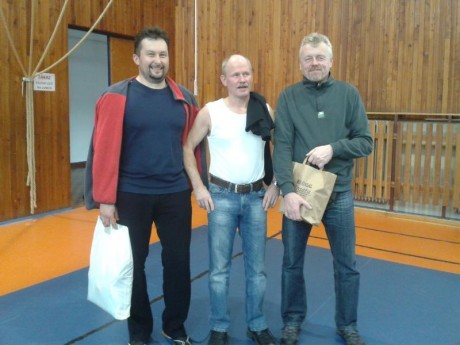 Při nohejbalové sobotě se v Polici nad Metují bojovalo o krásný pohár