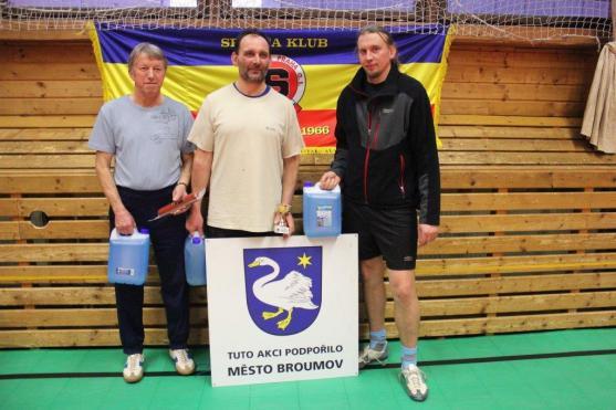 Nohejbalový turnaj Spartaklubu Broumov se hrál v hale už podruhé. Putovní pohár zamířil opět do Police nad Metují