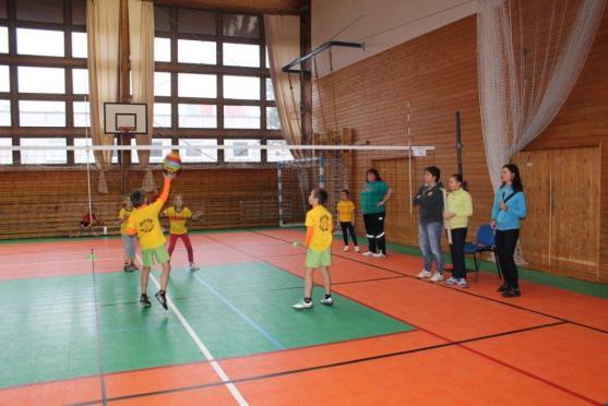 Další turnaj barevného volejbalu se hrál v Broumově