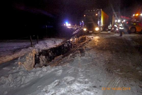 Hasičům přidělal práci silný vítr a další příval sněhu