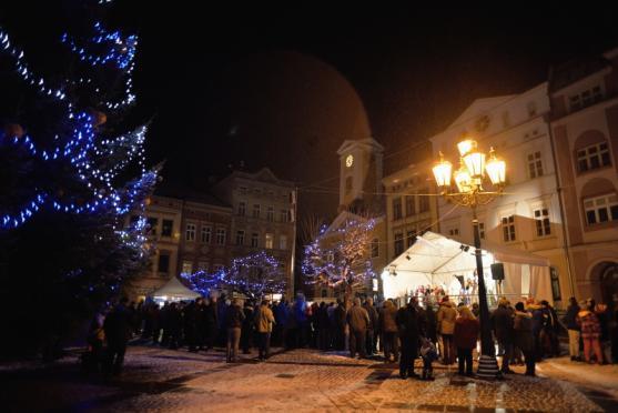 Broumovské náměstí ožilo díky živému betlému