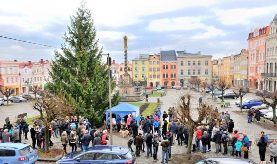 Charitativní svařák na podporu broumovské nemocnice přilákal na náměstí desítky lidí