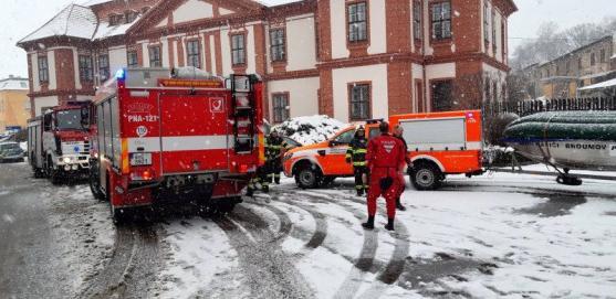 Hasiči s policisty nelovili v rybníku kapry, ale podchlazeného muže