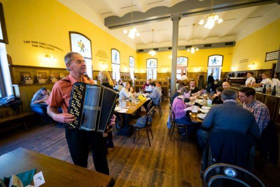 Na Slavnostech piva a klobás zahraje náchodská kapela Klapeto. Lákadlem je fotbalpool