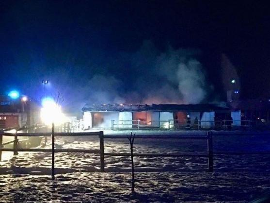 Jízdárna v Hejtmánkovicích z třetiny shořela