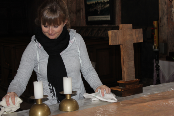 Dobrovolníci uklízeli v klášteře a hřbitovním kostelíku 