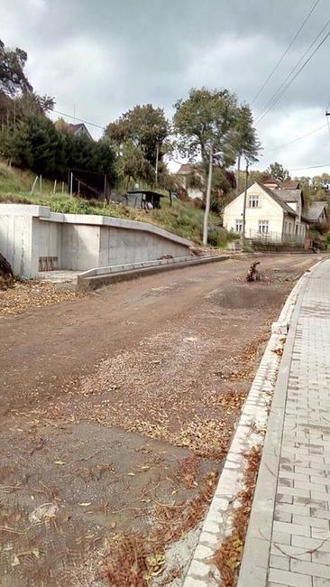 Stavbaře v Pěkově tlačí čas. Silnice se v termínu zprůjezdní, dokončovací práce se budou dělat na jaře