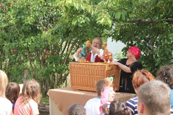 Loutkové představení O kohoutkovi a slepičce se hrálo premiérově v Růžovém dvoře