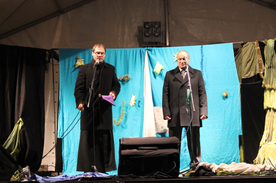 Broumovské náměstí rozzářil vánoční strom