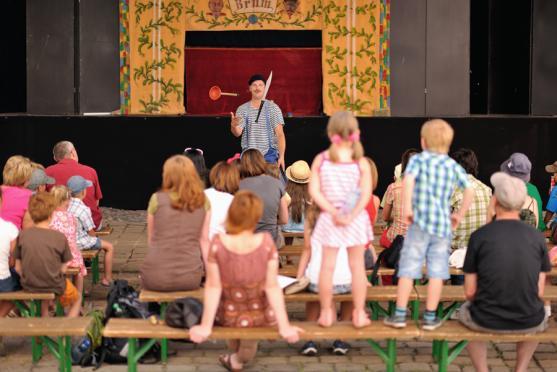 Starosta města Broumova slavnostně zahájil festival Malé letní divadlení