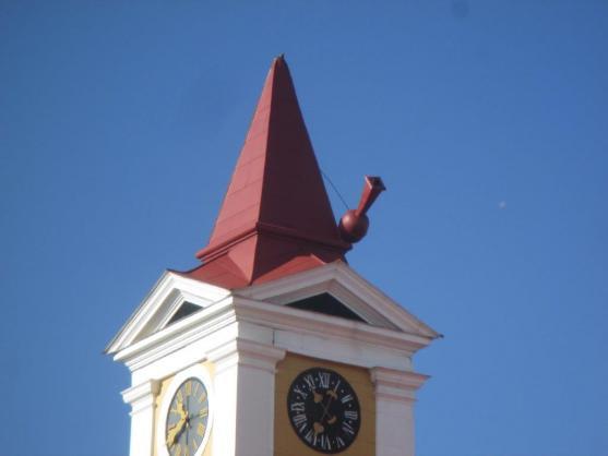 Vítr shodil z věže Staré radnice hrotnici s makovicí