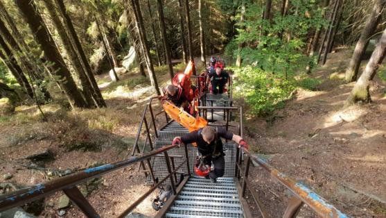 Hasiči obsadili Adršpašsko-teplické skály. Společně zde cvičili čeští i polští lezci