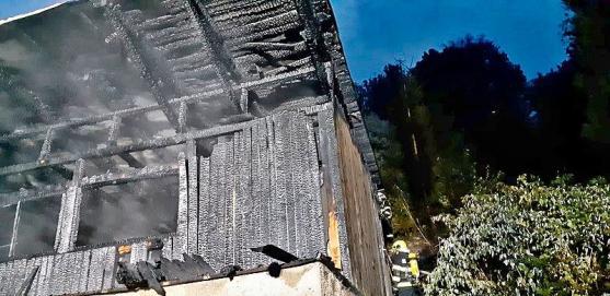 Pěkov se opět objížděl. Hořela zde chata nad garáží