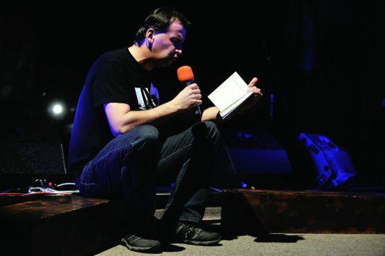 Video: Jaroslav Špulák při svém křtu nové knihy dvakrát zaplnil divadlo v Broumově