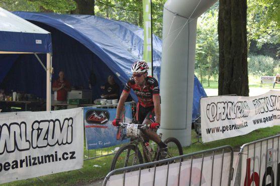 MTB TRILOGY: Po prologu a 1. etapě vede Hruška, druhý Vokrouhlík jel závěr etapy bez sedla