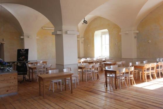 V areálu broumovského kláštera byla otevřena restaurace U Tří růží