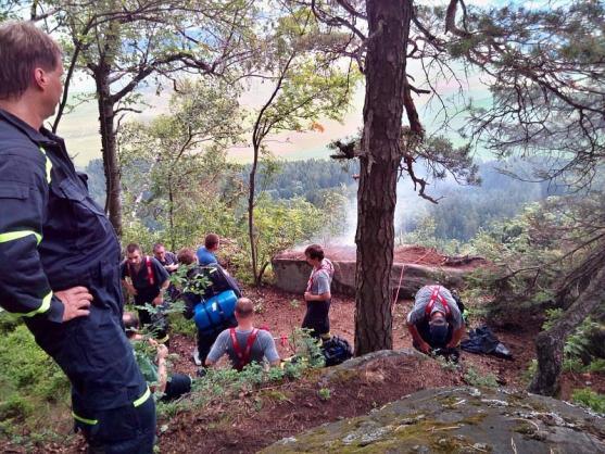 Hasiči museli vynést asi 600 litrů vody až na Korunu